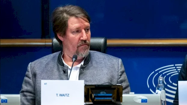Eurodeputeti austriak Thomas Waitz ka ngritur në Parlamentin Evropian pyetje me shkrim për planet e ndërtimit të infrastrukturës së gazit fosil në Kosovë.