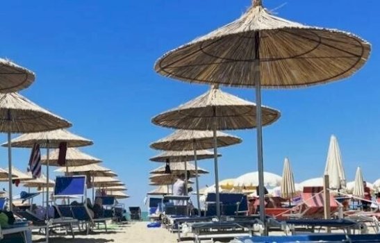 350 shezlongje të vjedhura në Itali janë gjetur në një plazh në Shqipëri.
