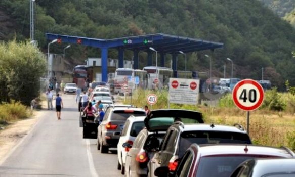 Rriten pritjet në kufi, kolona deri në 500 metra në Jarinjë dhe deri në 30 minuta pritje në Dheu i Bardhë.