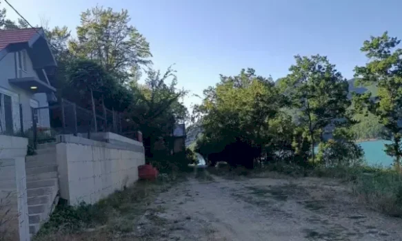 Ibër-Lepenci i dha pronarëve afat 15 ditë për lirimin e pronave pranë Liqenit të Ujmanit.