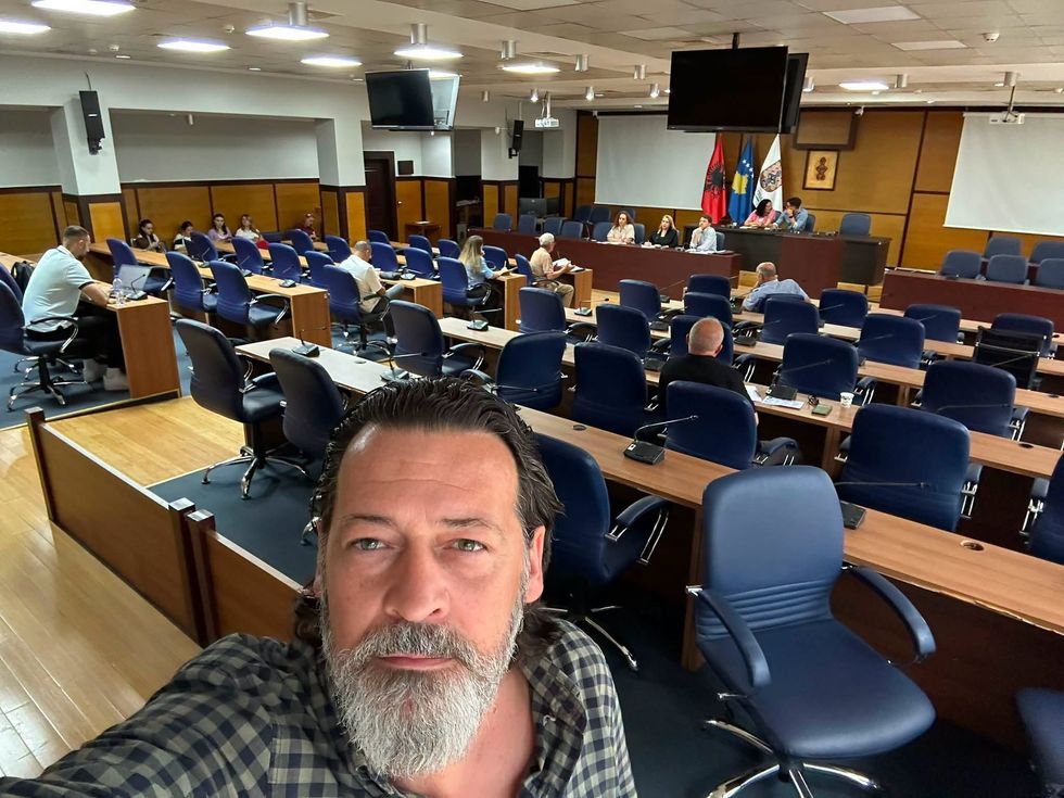 Gëzim Sveçla kritikon mungesën e ekzekutivit në dëgjimin publik për buxhetin e arsimit në Prishtinë dhe thekson humbjen e besimit të qytetarëve.