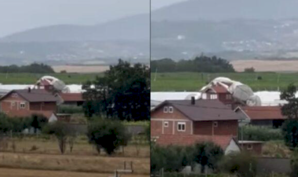 Era e fortë rrëzon serrën mbi shtëpinë e një familjeje në Suharekë