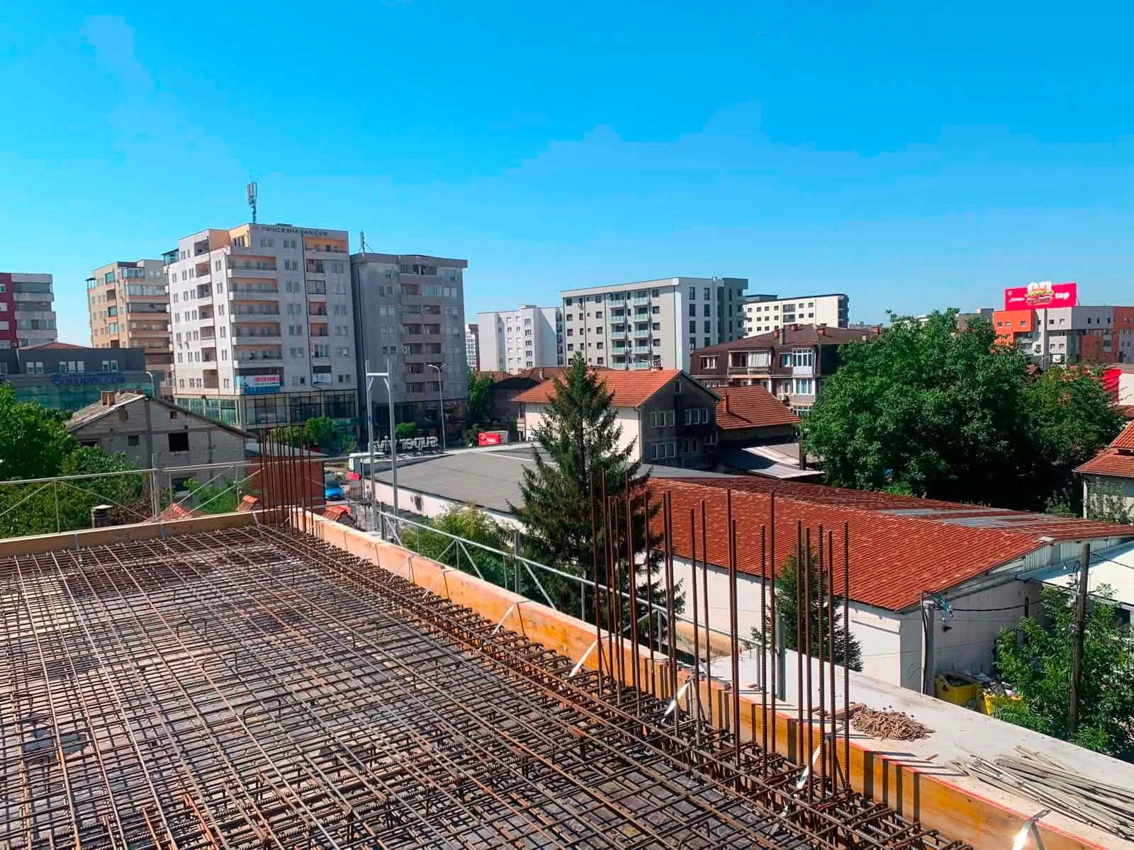 Inspektorati Qendror i Punës ndalon punimet në 13 vendpunishte shtesë në Prishtinë dhe Fushë Kosovë për shkelje të masave mbrojtëse.