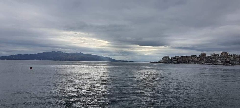 Reshje dhe rrufe të forta paralajmërohen nga fronti i ftohtë, moti ndryshon në Kosovë