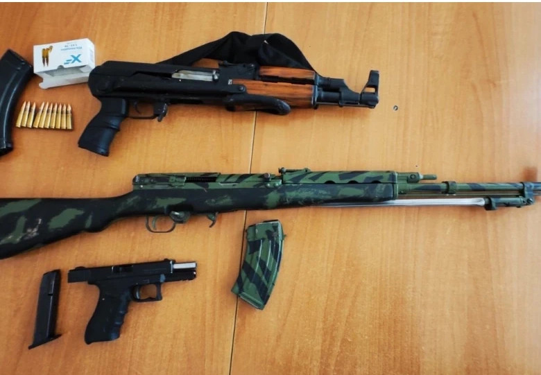Policia konfiskoi 12 armë zjarri, përfshirë tre kallashnikovë, në aksione të ndryshme në Kosovë të martën.