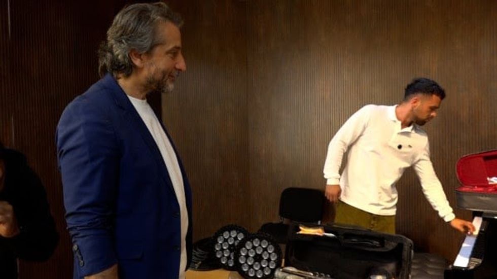 Yll Limani sjell ndryshime në Shkollën e Muzikës “Prenk Jakova” me donacionin e tij