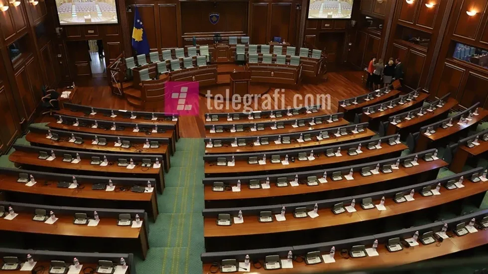 Shtyrja e seancës konstituive ndez polemika dhe dyshime për bllokim politik në Kosovë