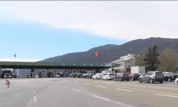 Gjendja në pikat kufitare të Kosovës përfshin pritje deri në 15 minuta në Jarinje, sipas Ministrisë së Punëve të Brendshme.