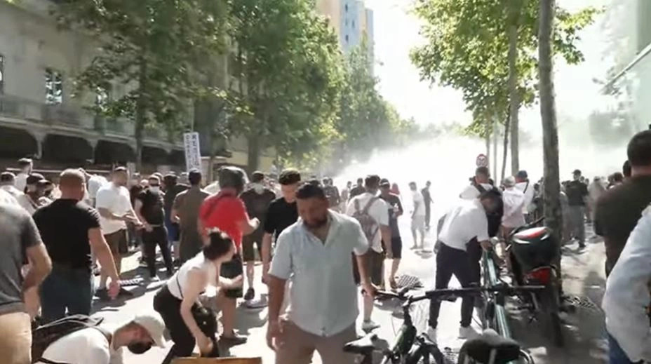 Përplasje të forta para Kuvendit, dy policë të lënduar në protestën e 54-të në Shqipëri