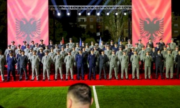 Forcës së Sigurisë së Kosovës i janë shtuar 10 oficerë të rinj që diplomuan në Akademinë Ushtarake të Shqipërisë.