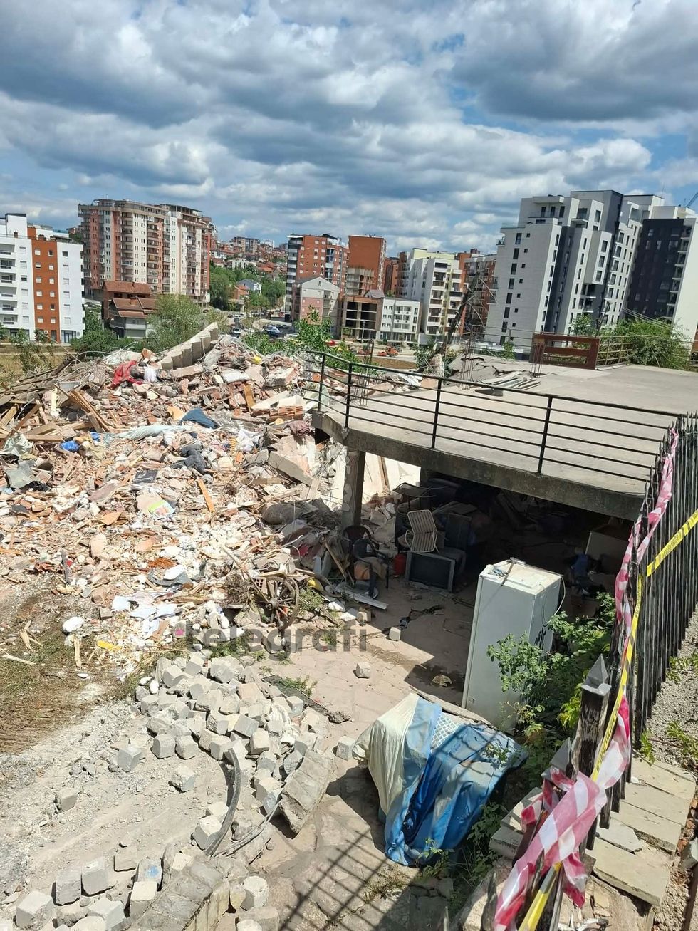 Rrëzohet shtëpia në “Rrugën A” në Prishtinë, banorët kundërshtojnë ndërhyrjen për shkak të mungesës së zgjidhjes për strehim.
