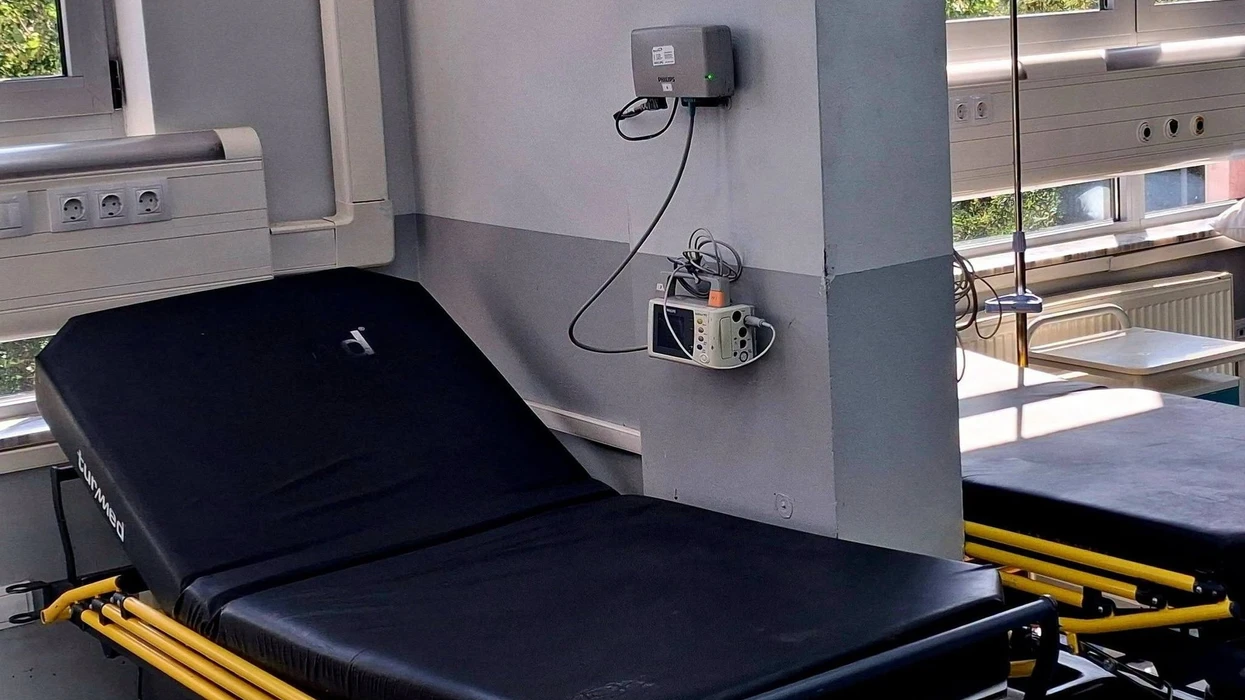 Ngjiten inicialet e pacientit 79-vjeçar, S.S., dhe vendi nga ku u transportua, Shtëpia e të Moshuarve në Skenderaj.