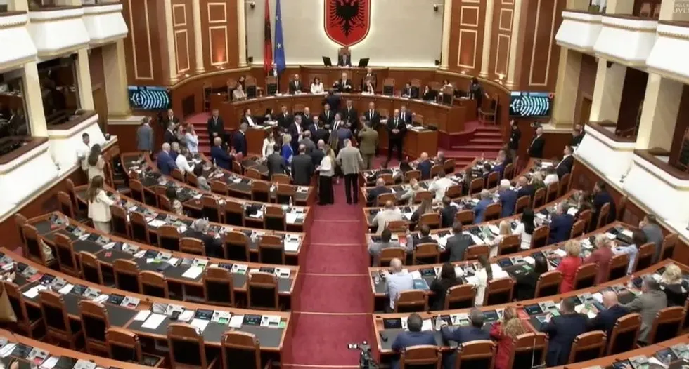 Opozita bllokon foltoren, mazhornanca kalon projektligjet me zhurmë dhe tension