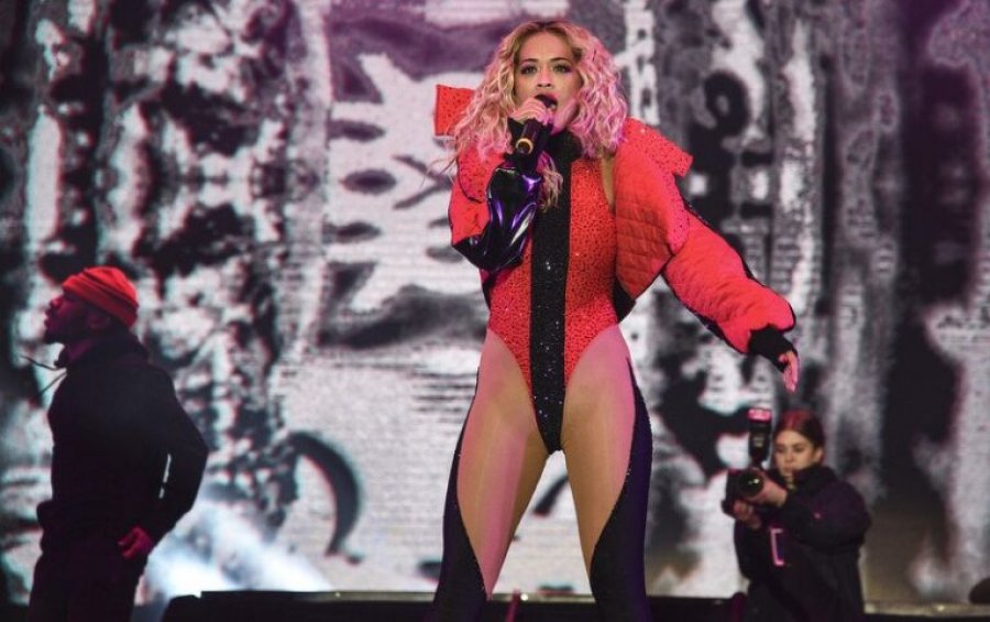 Rita Ora zbulon se varësja me kristale që mban është dhuratë për 34-vjetorin nga një mikeshë e afërt dhe ndihmon në ruajtjen e energjisë dhe fokusit.