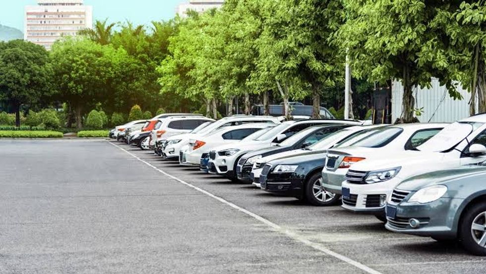 Policia e Kosovës ka intensifikuar aksionet inspektuese në auto-parkingjet e Pejës, Klinës, Istogut dhe Deçanit, duke evidentuar shkelje ligjore për shmangie tatimi në pronë.