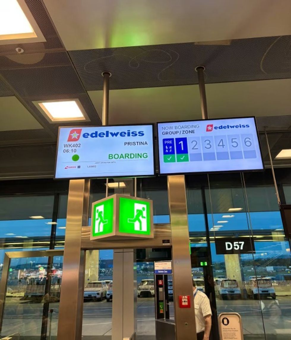 Gazetarët zviceranë zbulojnë jetën e mërgimtarëve shqiptarë në Kosovë gjatë verës