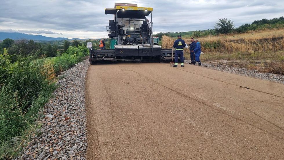 Rruga Sapniq–Nashpall–Vrajak në Rahovec ka hyrë në fazën përfundimtare të shtrimit me zhavorr dhe pritet të nisë asfaltimi.