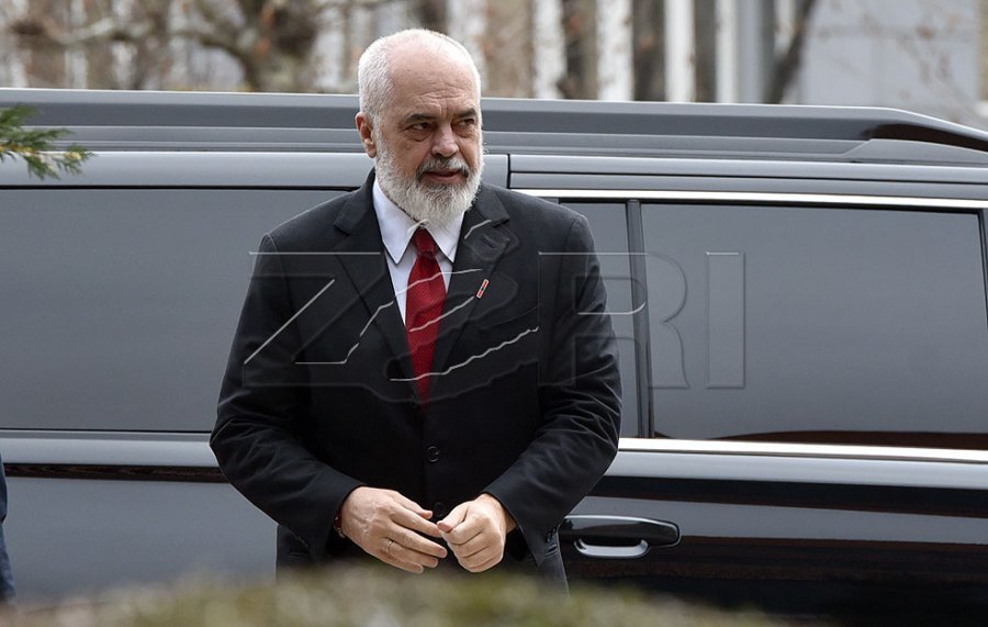 Edi Rama në mbledhjen e PS pranon të drejtën e protestuesve dhe thekson pritshmëritë më të larta të qytetarëve ndaj qeverisë.