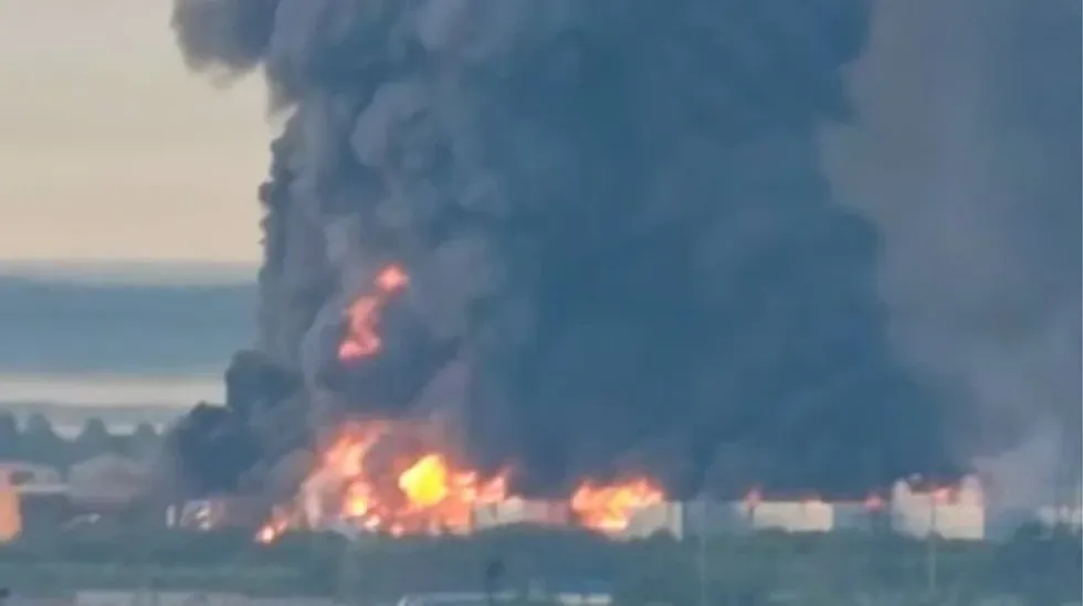 Ukraina goditi një ndërmarrje ushtarake kyçe në Kirov dhe një objekt të industrisë së naftës 1,350 km larg kufirit.