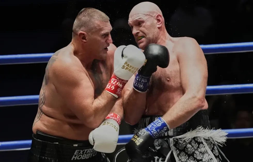 Tyson Fury fitoi me ndërprerje në raundin e shtatë ndaj Mariusz Wach në meçin sekret në Tajlandë.