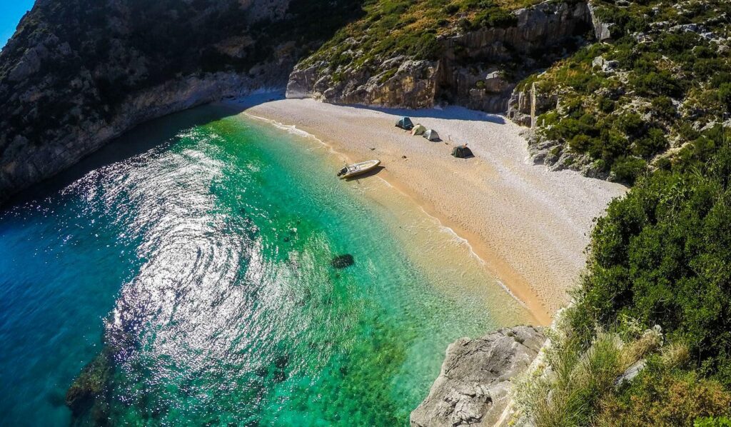 Turizmi në Shqipëri rritet, Italia dhe Kosova udhëheqin listën e vizitorëve