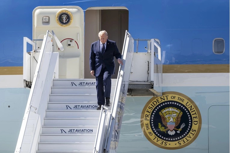 Trumpi shmang kërcënimin iranian duke ndryshuar aeroplanin presidencial në mes të udhëtimit