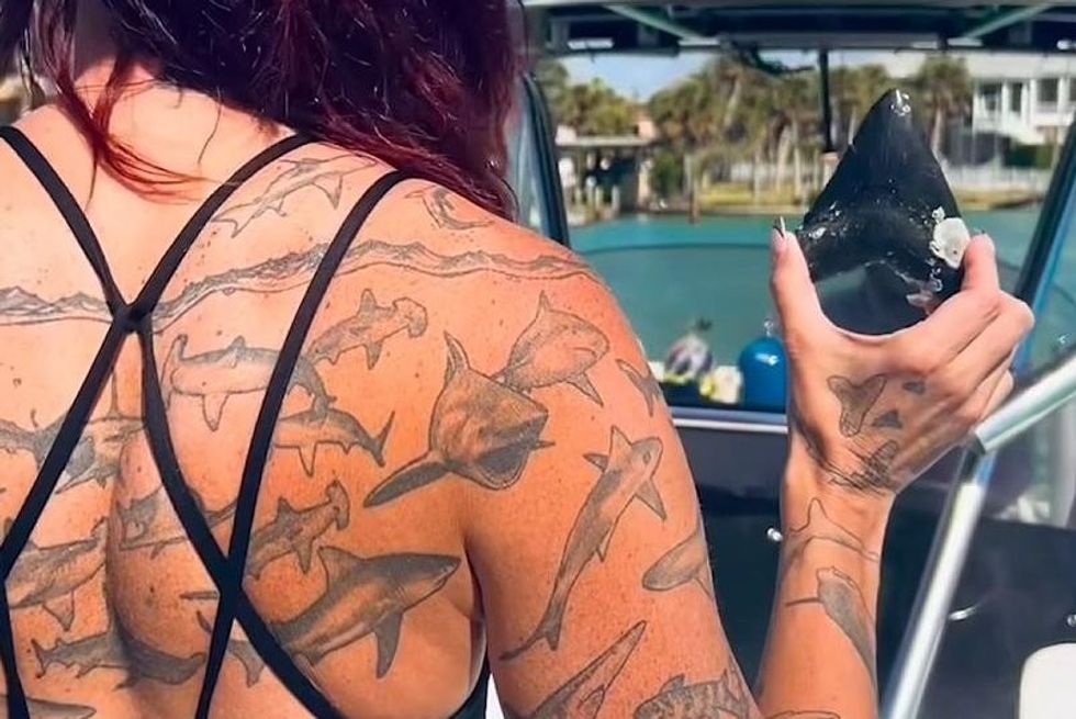 Biologja amerikane me 106 tatuazhe peshkaqenësh thyen rekordin Guinness