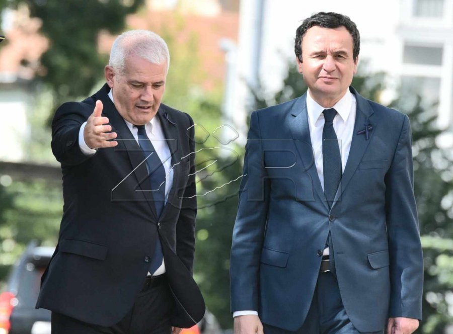 Homazhe dhe vizita te familja e heroit Afrim Bunjaku nga Kurti e Sveçla