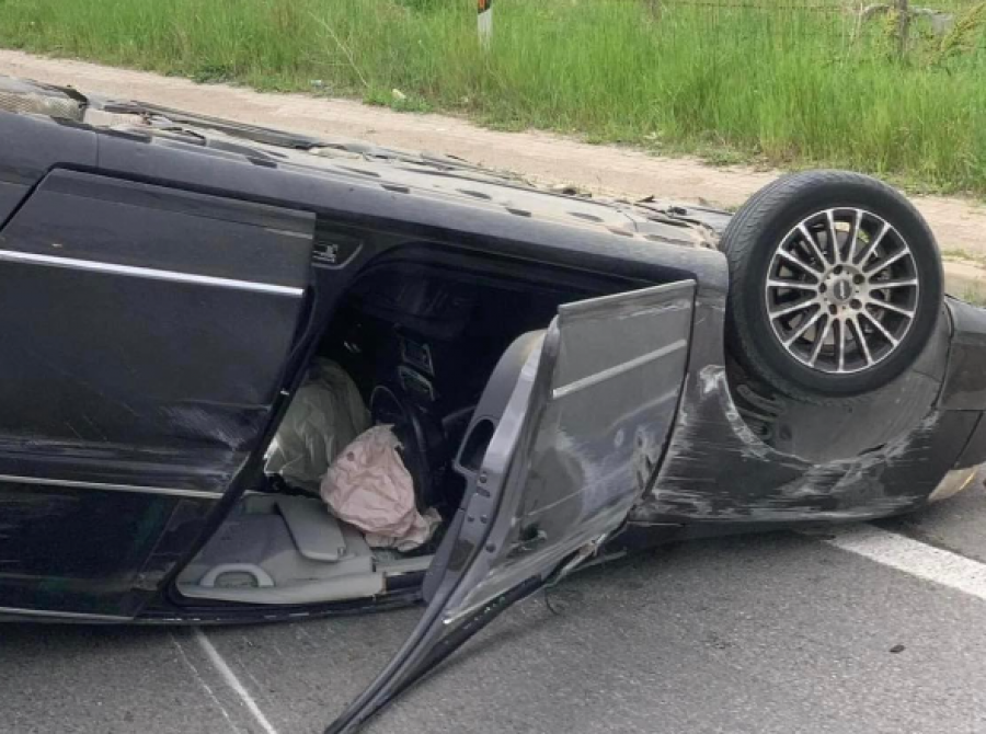 Vetura rrokulliset në Vushtrri, katër persona të lënduar në aksidentin e rrugës Polac