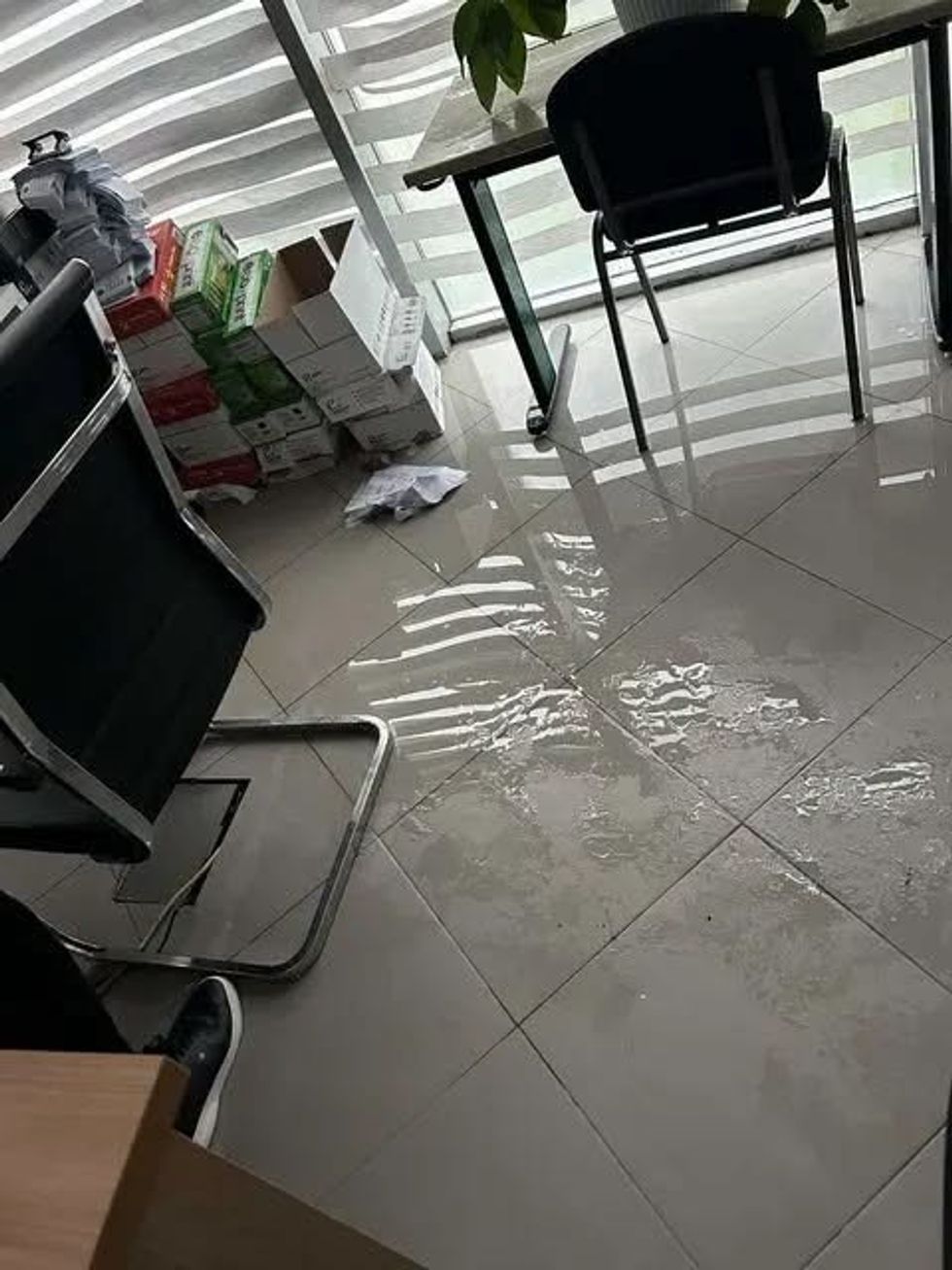 Uji depërton në ndërtesën e re të Komunës së Vitisë, shqetësime për cilësinë e punimeve