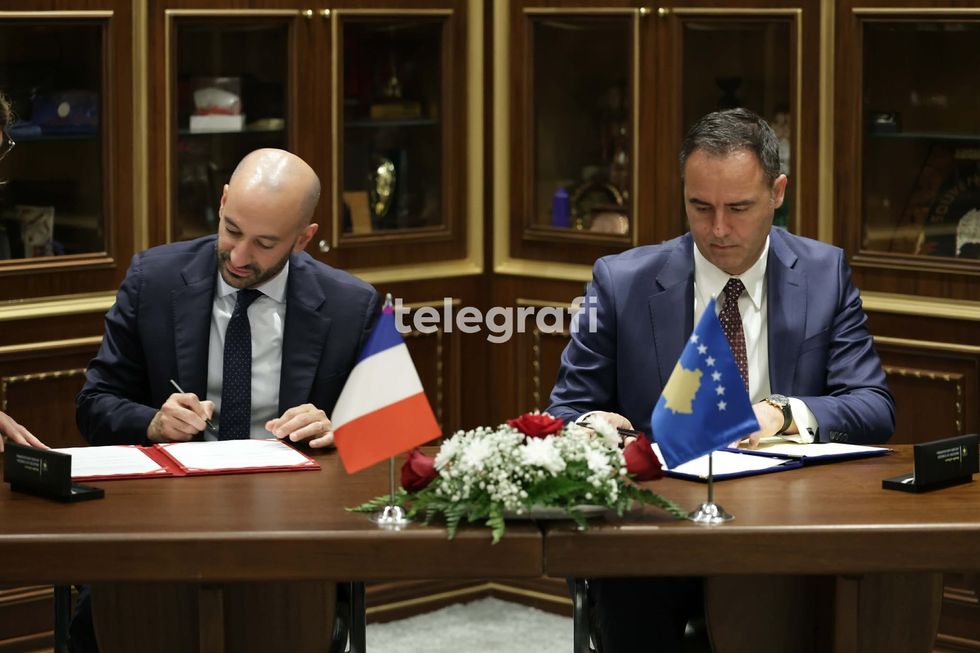 Kosova dhe Franca nënshkruajnë pesë marrëveshje bashkëpunimi, dy më shumë se sa ishte raportuar më parë.