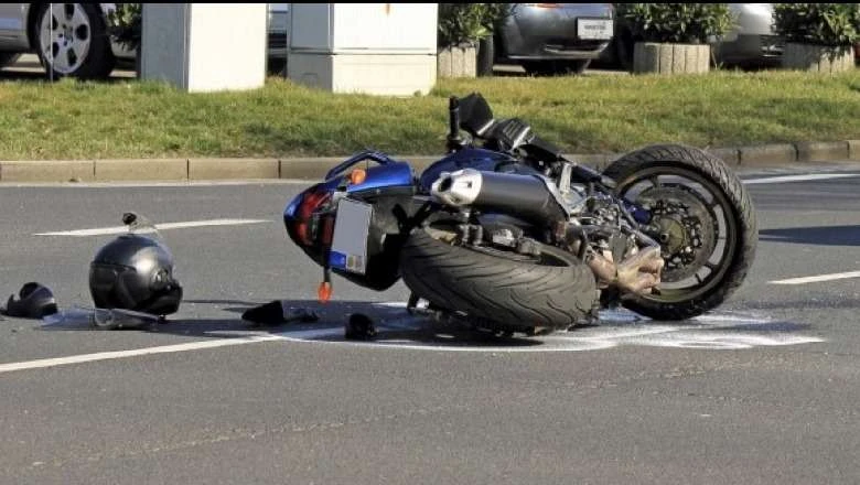 Përplasje e fortë mes motoçikletash në Pejë, dy të lënduar në spital