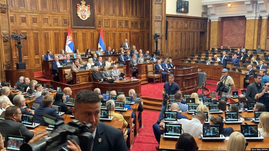 Kriza politike në Serbi: Mocioni i mosbesimit dhe pasojat e tij