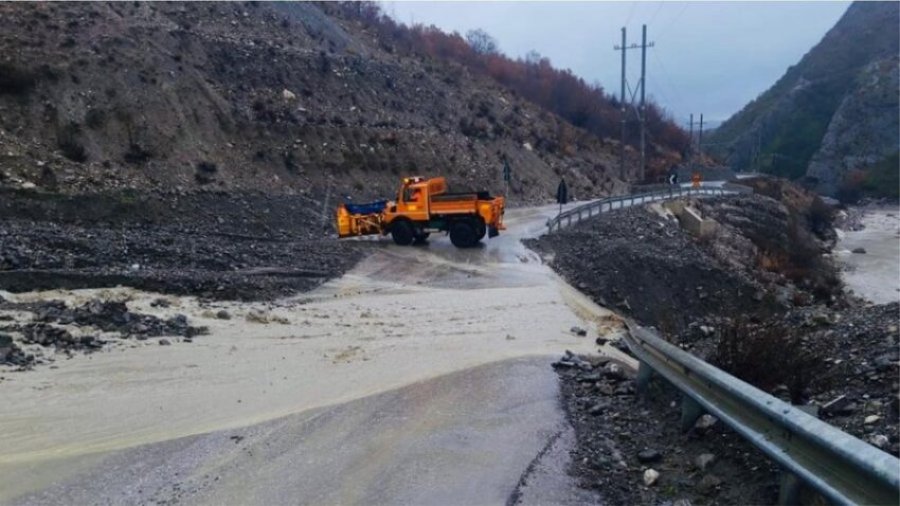 Rënie gurësh dhe bllokime të përkohshme në rrugët veriore të Shqipërisë pas reshjeve të fundit