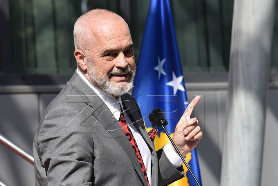 Rama premton shpërblim dhe përforcime për luftën kundër zjarreve në Shqipëri