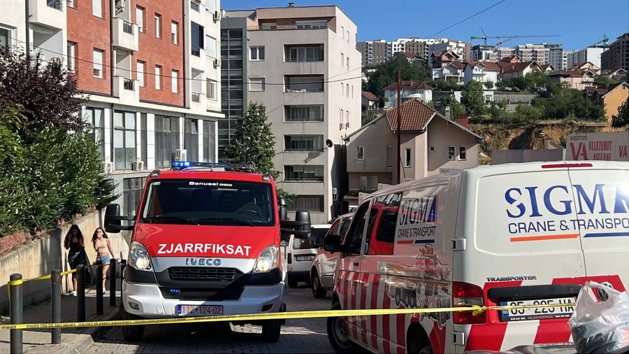 Një 20-vjeçar ka vdekur si pasojë e rrëzimit të kranit në Prishtinë, duke e rritur numrin e viktimave në një.