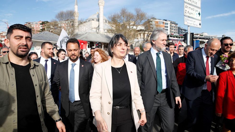 Kryetarja opozitare e Üsküdarit, Sinem Dedetaş, dhe pesë persona të tjerë përfshirë një nënkryetar komune, sekretarin e tij, një arkitekt, një përfaqësues biznesi dhe një kontraktor janë arrestuar në kuadër të hetimit për parregullsi në lejet e ndërtimit në Stamboll.