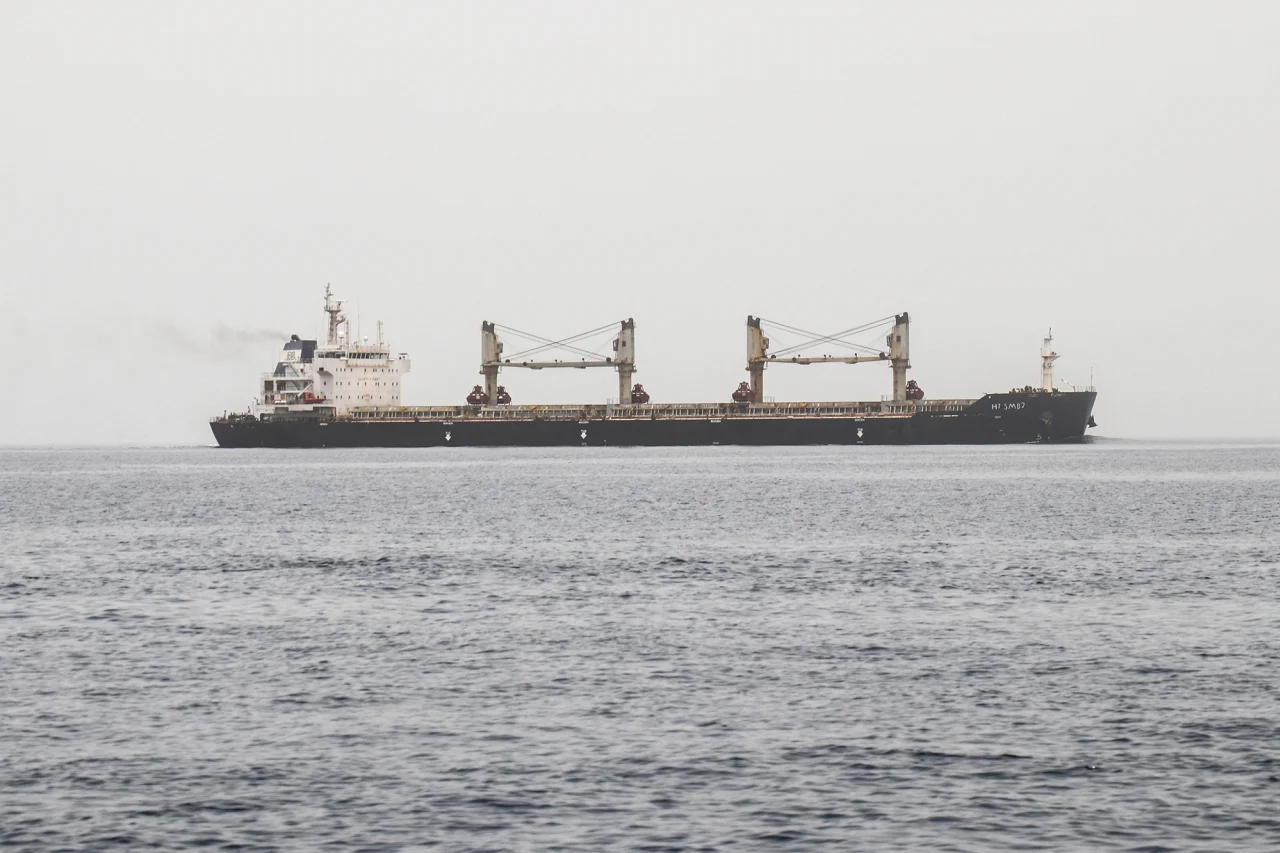 Huthët shpallën se anijet cisternë saudite që synojnë Oqeanin Indian do të jenë objektiv i sulmeve, duke detyruar kërkimin e rrugëve alternative nga industria e transportit detar.