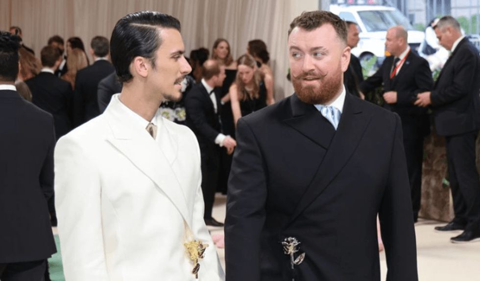 Sam Smith ka konfirmuar fejesën me stilistin Christian Cowan pas tre vitesh lidhje.