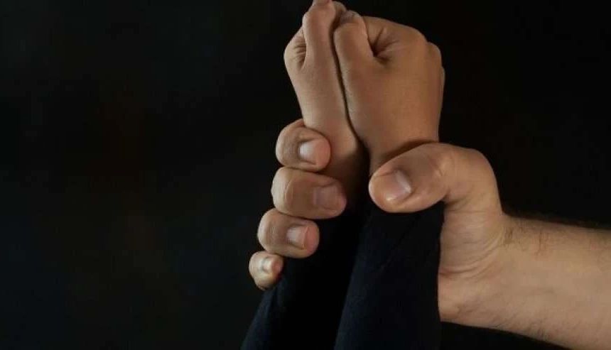 Dhuna në familje në Komoran përfundon me arrestimin e një personi