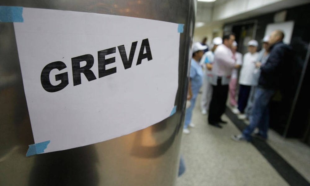 Punëtorët teknikë të shkollave në Prishtinë në grevë për pagat e vonuara