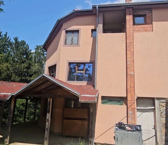 Rrënimi i objekteve pa leje pranë Liqenit të Ujmanit vazhdon pa kompromis