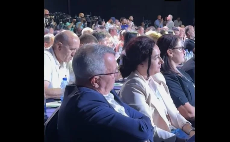 Imri Ahmeti nga LDK është parë duke tundur kokën gjatë fjalimit kritik të kryetarit Lumir Abdixhiku në Kuvendin e Jashtëzakonshëm të partisë.