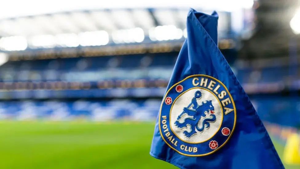 Chelsea gjobitet me 11.6 milionë euro nga FA për 74 shkelje dhe ndalim merkatoje i pezulluar deri në 2027.