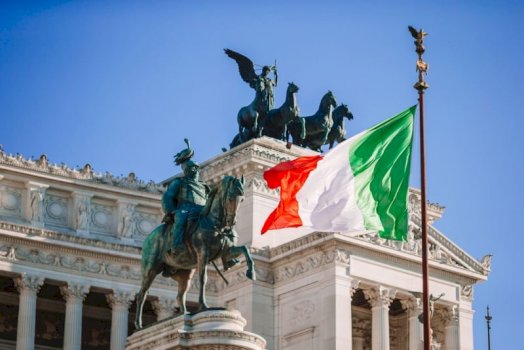 Italia pezullon përkohësisht marrëveshjen e Shengenit me Spanjën dhe mbyll kufijtë ajrorë dhe detarë për shkak të krizës së emigrantëve në Ceuta.