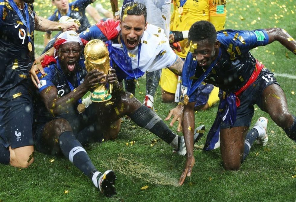 Ylli francez Benjamin Mendy shet trofeun e Kupës së Botës dhe tregon koleksionin e tij
