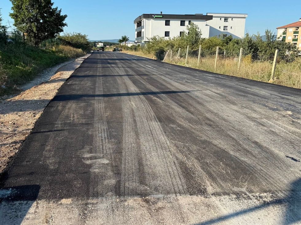 Përfundon asfaltimi i segmentit rrugor nga Ura e Mini Transitit deri te rrethrrotullimi i Stadiumit në Malishevë dhe hapet për qarkullim.