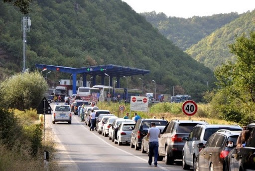 Fluksi i mërgimtarëve në “Dheu i Bardhë” sjell pritje të gjata në kufi