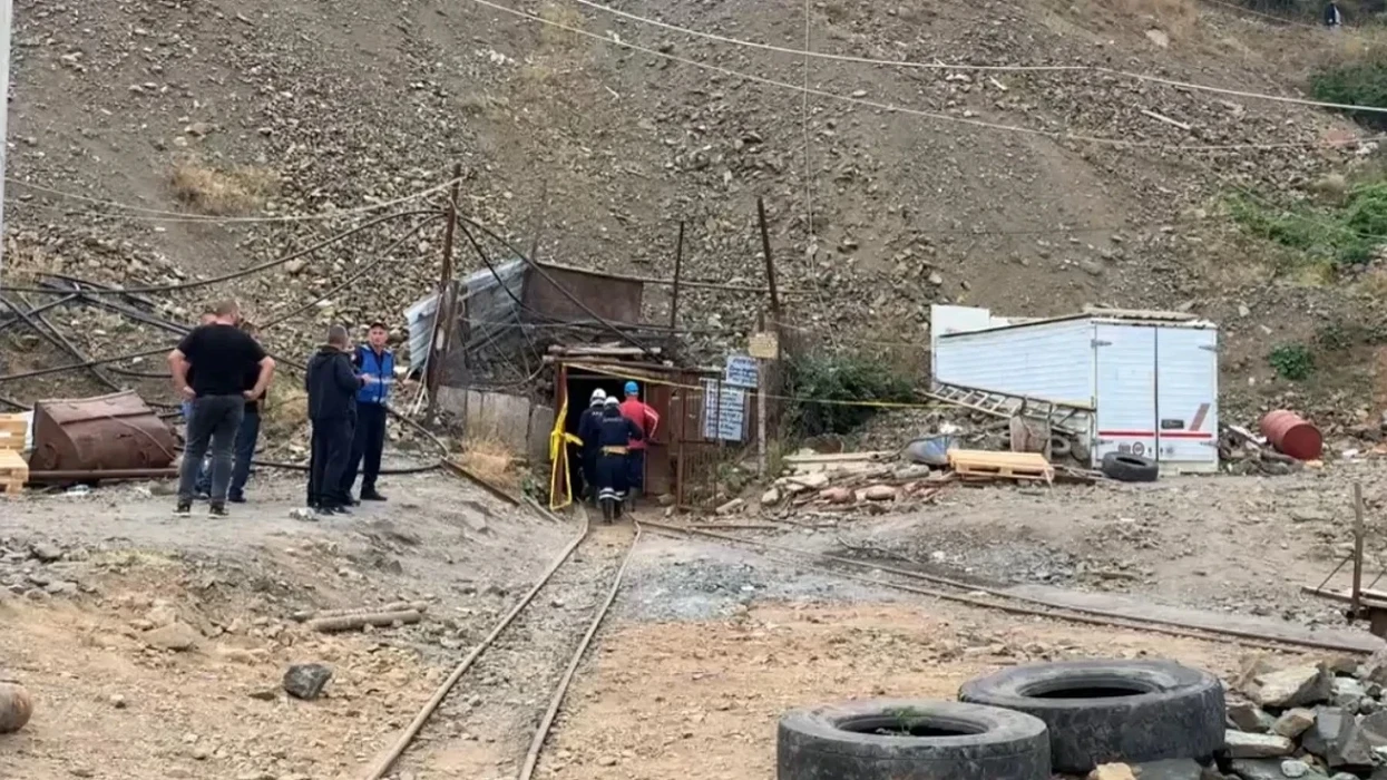 Trupi i pajetë i minatorit Ilir Kalaveri është nxjerrë nga miniera e Tërnovës dhe dërguar për ekzaminim mjeko-ligjor.