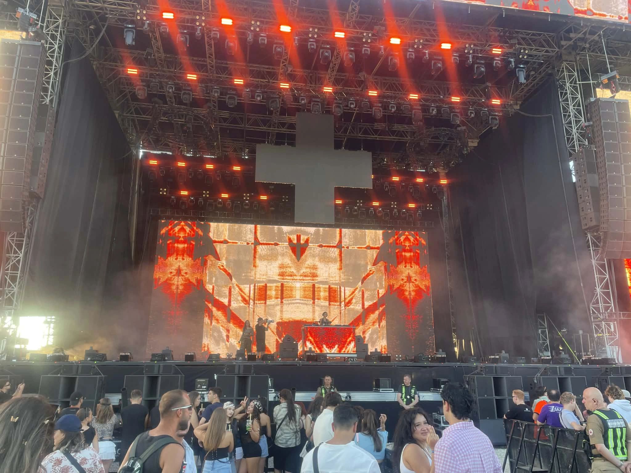 Nata përmbyllëse e Sunny Hill me Martin Garrix dhe atmosferë elektrizuese